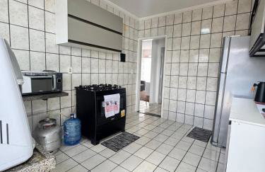 Casa de bairro tranquilo 1 a 10 pessoas com ótima localização e vigia de rua - Foto 13