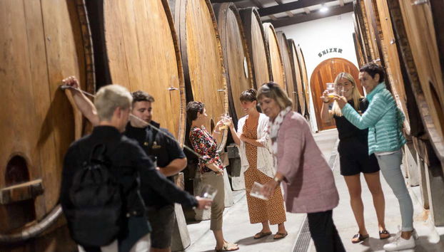 Turisti durante la visita alla sidreria