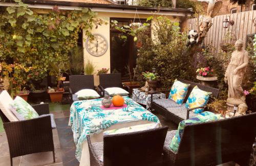 Cheerful 4 bedroom house with garden free parking - Photo 42