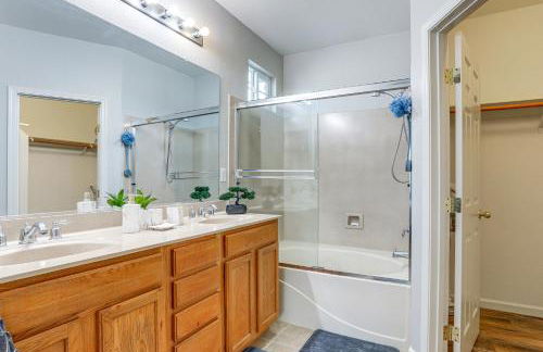 Extended-Stay Ready! Elk Grove Unit with Pool Access - Foto 17