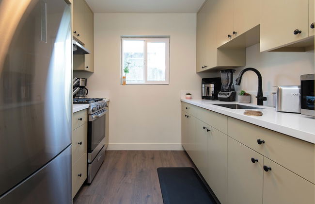 Stunning Studio Near DTLA - Photo 12