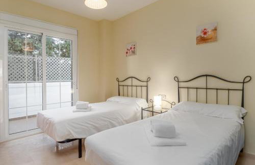 2044-Groundfloor with huge terrace and pools - Foto 14