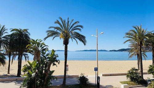 T2 Front de Mer 2pers 1 minute de la plageT2 de 44 m2 plus terrasse 16m2 , vue mer panoramique et en face de la plage Cet appartement refait à neuf bénéficie d'un confort et d un équipement optima Cet appartement est idéal pour 2 personnes avec sa chamb - Foto 2