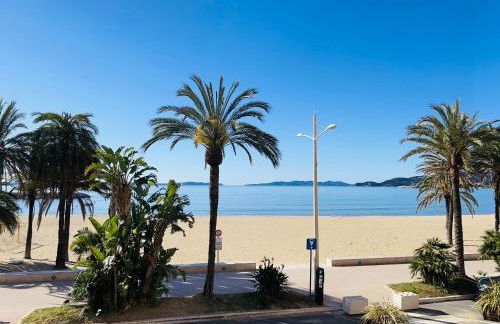 T2 Front de Mer 2pers 1 minute de la plageT2 de 44 m2 plus terrasse 16m2 , vue mer panoramique et en face de la plage Cet appartement refait à neuf bénéficie d'un confort et d un équipement optima Cet appartement est idéal pour 2 personnes avec sa chamb - Foto 2