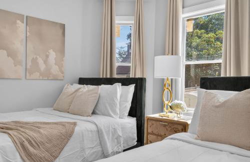 LUX Retreat Home with Yard - Foto 39