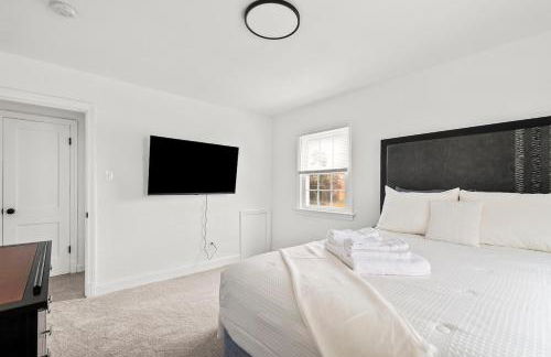 1 min to DC 8 beds sleeps 16 with yard and parking - Foto 28