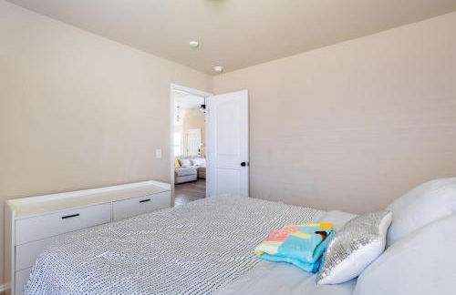 Cheerful 3 Bdrm space, 2 bath!. You gotta love it! - Photo 20