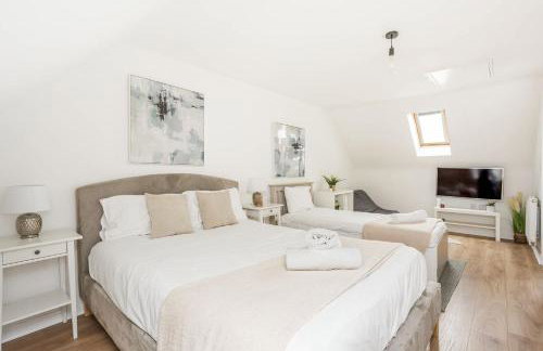 Comfortable 4 Bed Modern Townhouse with Parking - Foto 6