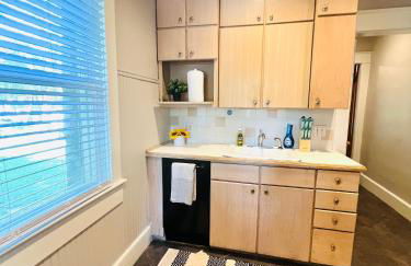 Spacious 6BR Home - Near Top Attractions - Photo 10