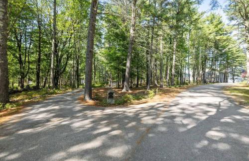 Lakeside Luxury Retreat with Winnipesaukee Views - Foto 25