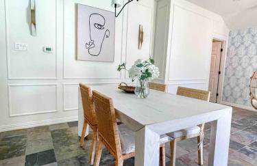 Luxe 4BR with Heated Pool and Hot Tub - Walk to Lake - Foto 13