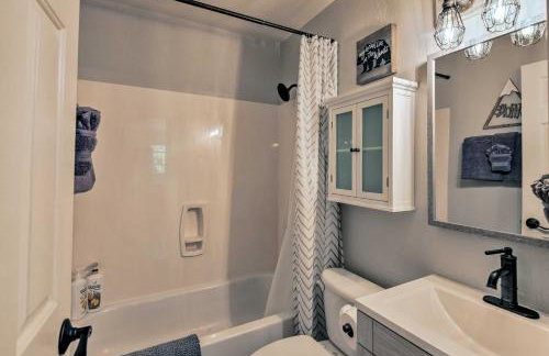 Modern Mountain Chalet Munds Park Retreat with Deck - Foto 13