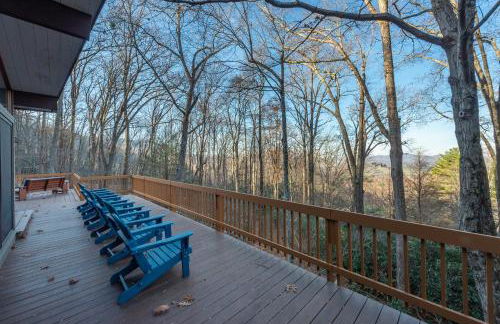 Retro Metro Deck House MCM Gem with Hot Tub & Spectacular Views! - Foto 10
