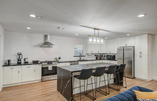 5-BD Modern Central Getaway w Hot Tub - Mins to DT - Foto 16