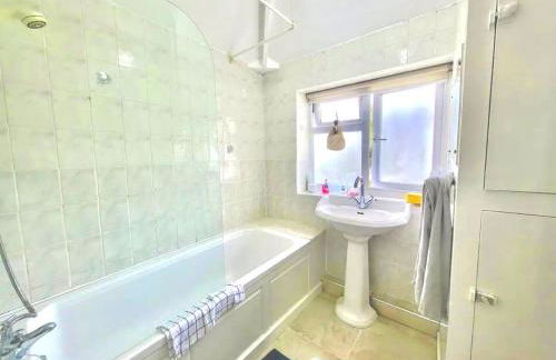 Spacious 3-Bed Family Retreat with Cosy Living and Garden! Free parking - Foto 22