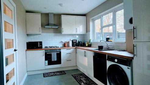 Modern 3 Bed House with Parking for Families and Contractors - Foto 4