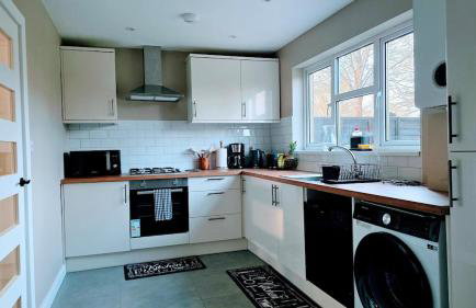 Modern 3 Bed House with Parking for Families and Contractors - Foto 4