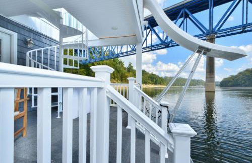 TV Blue Tiny Houseboat at Lake Cumberland Marina - Photo 8