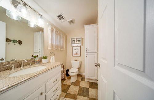 Walk to GOTL strip! Family cottage with laundry - Foto 9