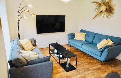 Modern & Stylish 3 Bedoom Home in Taunton - Photo 6