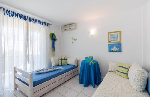 Beachfront Modern Apartment - Photo 20