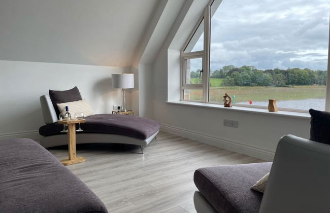 Luxury Waterfront Apartment - Photo 17