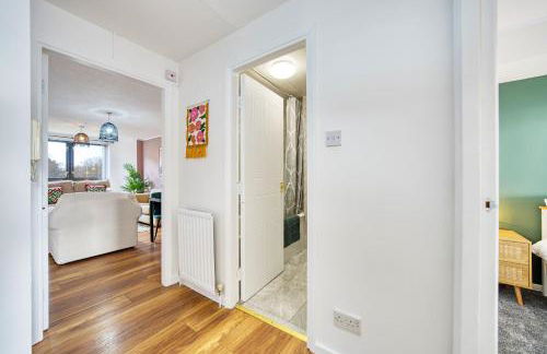 2BR Flat with Free Parking in Central Location - Foto 13