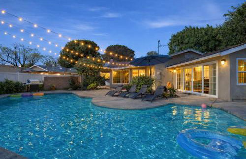 Private Pool 4BR Family Retreat - Patio, Outdoor Dining, BBQ Grill, & Free Parking - Sleeps 8 - Foto 60