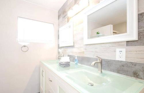 Stunning Lake-Front Villa with Pool & Spa - Foto 18