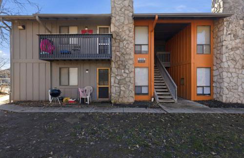 Comfortable bedroom and cozy living space - Foto 7