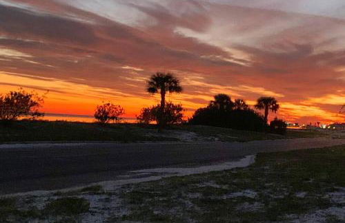 *Chic Beach Cottage Retreat* near Beach/downtown - Foto 48