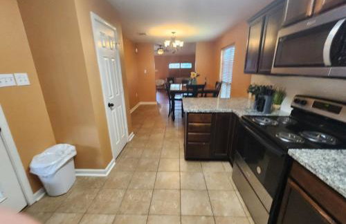 4BR 2BA Family Home On a Lake - Foto 17