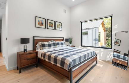 Modern Oasis w Pool Hot Tub Rooftop Deck Home Theater Mariposa Retreat by AvantStay - Foto 16