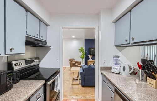 Your Airy King Suite Getaway - Sleeps 4 - Pool, Prkg - Photo 22