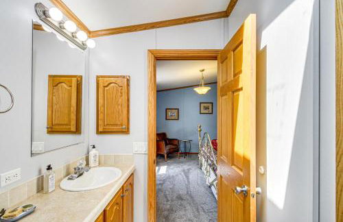 Waterfront Family Home with Yard on Portage Lake - Foto 16