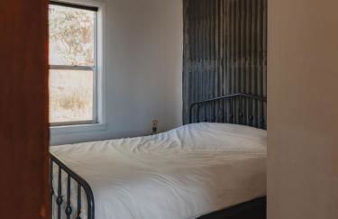 Secluded rustic 2-bedroom cabin on nature retreat - Photo 17