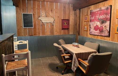 Rustic Mountaintop Cabin on small farm with WiFi - Foto 24