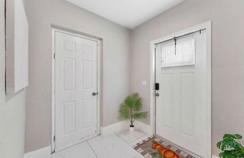 Modern 3 BR Villa Near Beach & FLL - Photo 4