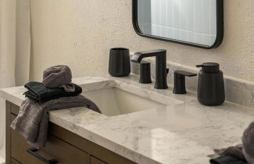 NEW Modern, Luxury Home with Hot Tub, Gym, Sauna, and 12 Minutes to Denver - Foto 49