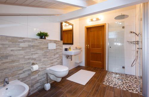 BERGSUCHT-Ruhpolding, Traumlage am sonnigen Südhang, kostenlose Parkplätze, schnelles WLAN, ruhige Sackgasse, NETFLIX inklusive - Foto 36