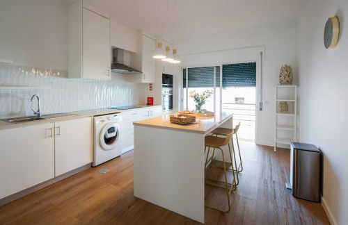 Bright & Spacious Villa by Beach - Photo 13