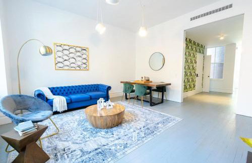 E10-2 Designer East Village Townhouse 1BR W D - Foto 1