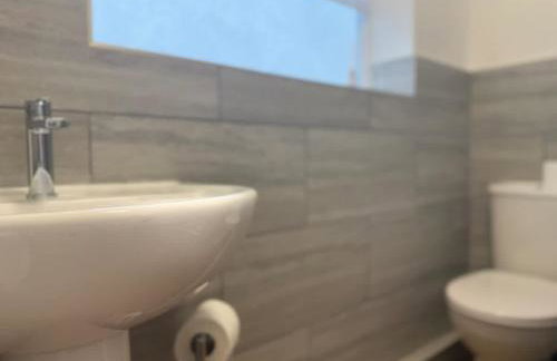 Chase View 1 Bed Sleeps 4 Parking WiFi Contractors - Photo 19