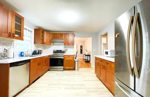 Modern Home off I-95 Perfect for Families & Business Stay with Ample Parking - Foto 4