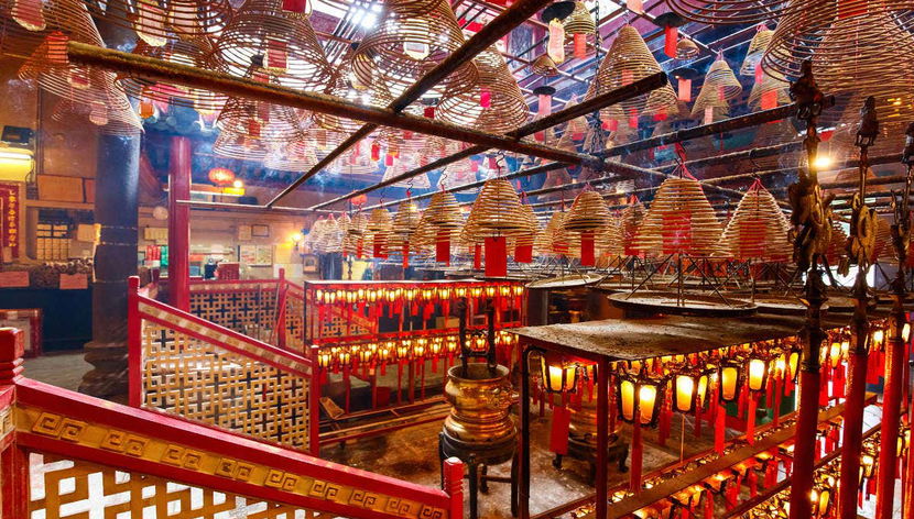 Interior do templo Man Mo