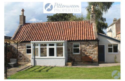 Carpenters Cottage- coastal stay with garden - Foto 1