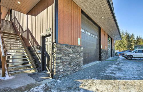 Mendenhall Valley Escape with Furnished Deck! - Foto 34