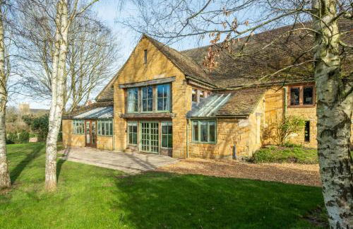 Willowberry Barn - Exclusive Home with Hot Tub - Photo 6