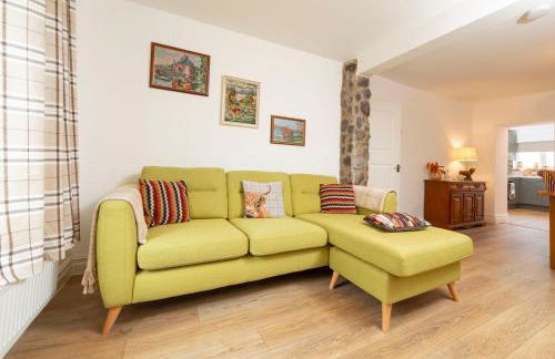 Sleeps 6. Free Wifi. Free Parking central location. - Photo 4