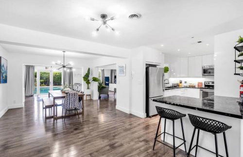 Spacious 5 Bedroom Heated Pool and Hot Tub, 12 minutes to the Beach - Foto 19